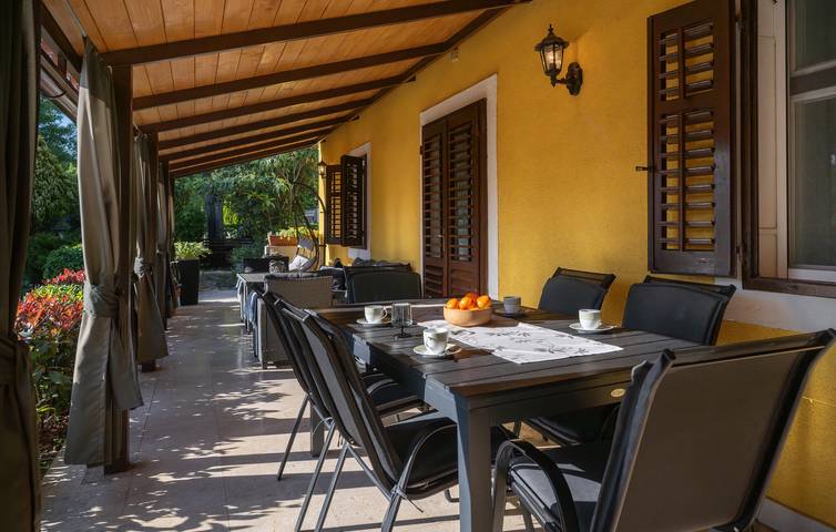 Gemütliche 2-Zimmer-Wohnung mit Terrasse, WLAN und Parkplatz in der Nähe der Küste von Plomin in Plomin, Ostküste Istrien