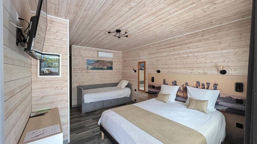 Hôtel pour 5 personnes, avec piscine et jardin ainsi que terrasse et vue, animaux acceptés dans Parc ornithologique du Pont de Gau - 4