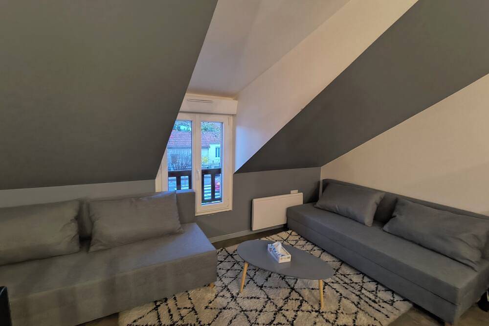 Appartement entier, Appartement la cabane perchée 9 personnes in Yvré-l'Évêque, Sarthe