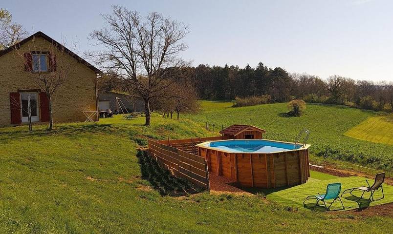 Location de vacances pour 6 personnes, avec vue ainsi que piscine et jardin à La Chapelle-Aubareil - 2