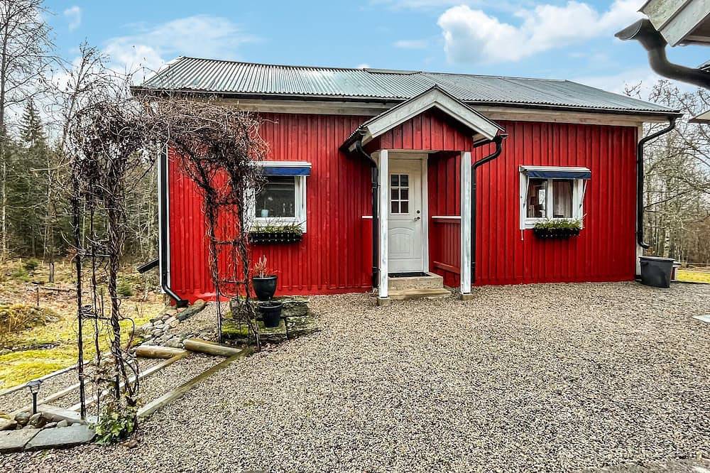Awesome home in Fristad with Wifi in Borås, Västergötland