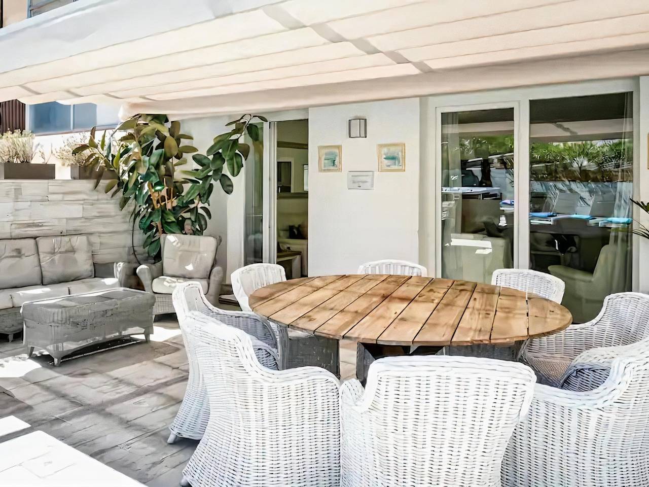 Entire holiday apartment, Sitges Spaces Mediterranean Apartments-5 bed/4 bath/Jacuzzi-Sleeps up to 11 in Sitges, Garraf