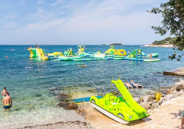 Camping pour 6 personnes, avec bassin pour enfant ainsi que terrasse et piscine à Funtana - 4