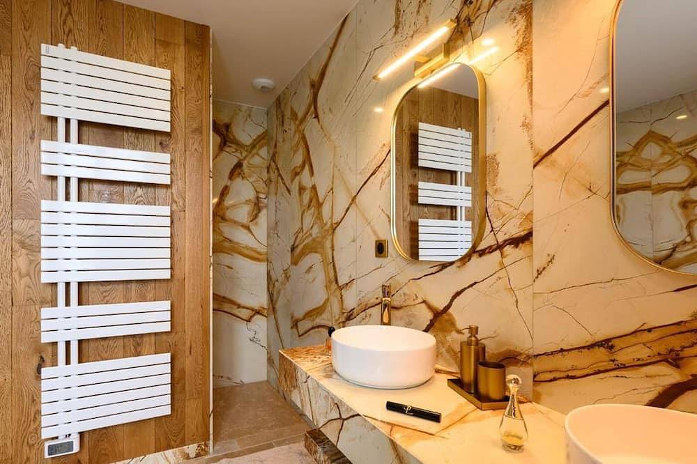 Maison de Charme avec Piscine Privée, Salle de Fitness et Sauna in Saint-Sauveur-le-Vicomte, Côte de la Déroute