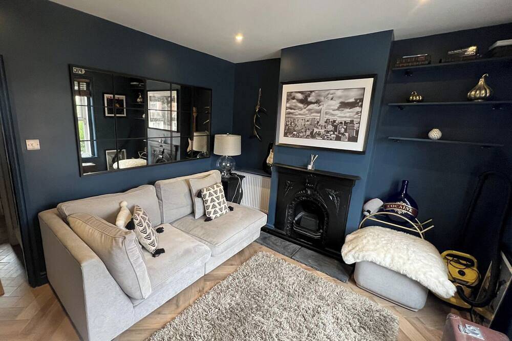 3 Bed Home - Sleeps 6, Garden, Pets, Free Parking in Guildford, Surrey