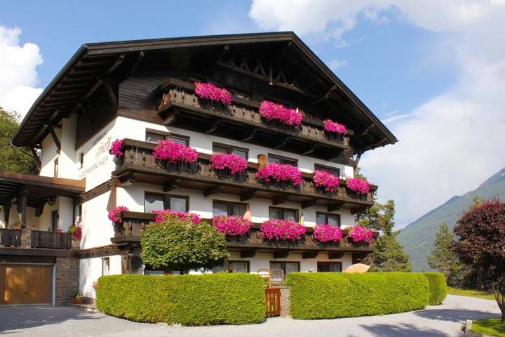 Ferienwohnung für 4 Personen, mit Balkon und Terrasse sowie Garten und Ausblick in Imst