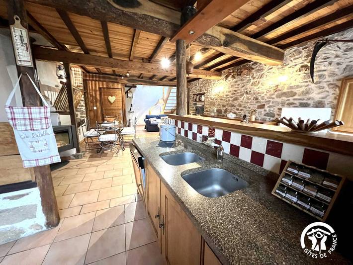 Gîte pour 6 personnes, avec terrasse à Les Brunels