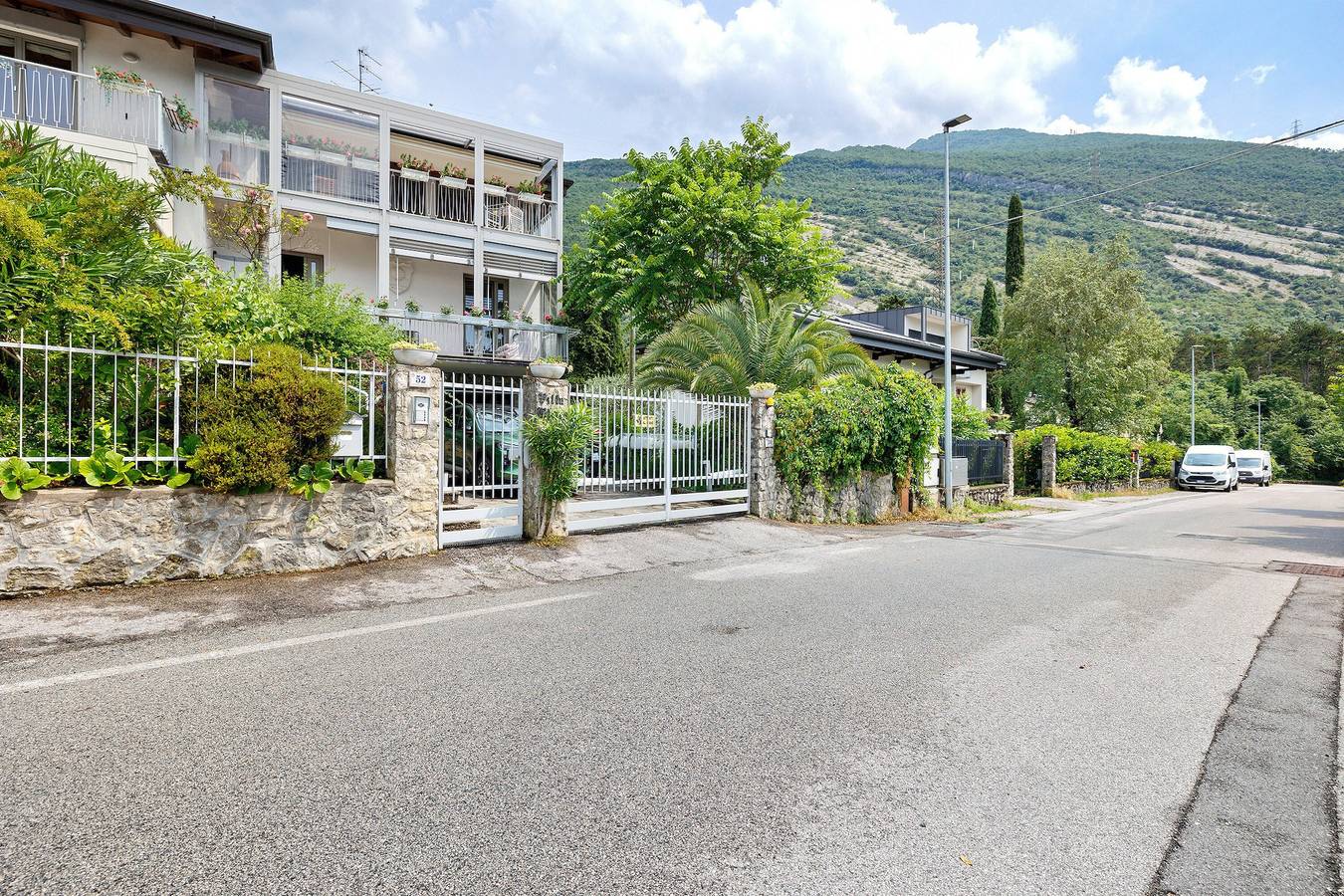 Ganze Wohnung, Apartment 'Bilocale Ulrica' mit Seeblick, privater Terrasse und Wlan in Torbole, Nago-Torbole