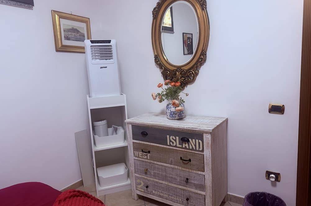 Entire apartment, Cozy apartment that can accommodate up to 6 people, located in an independent villa with garden. The apartment is 900 meters from the Circumvesuviana for Naples-Pompei-Sorrento, perfect for traveling in the area and reaching all points of interest. Also in San Giorgio a Cremano, Vesuvio National Park