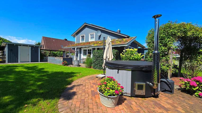 Ferienhaus für 12 Personen, mit Whirlpool und Sauna sowie Balkon und Garten in Blekendorf