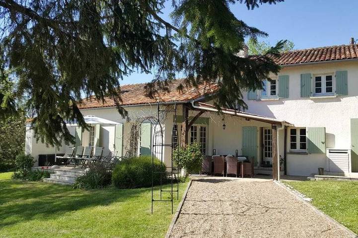 Gîte pour 9 personnes, avec Terrasse ainsi que Jardin et Piscine à Saint-Quentin-de-Chalais