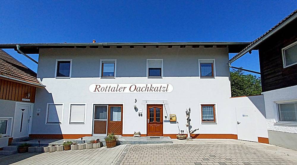 Ganze Wohnung, Rottaler Ferienhaus - Rottaler Oachkatzl - Appartement 'Waldwinkel' mit kleiner gemütlicher Terrasse in Roßbach, Ostbayern