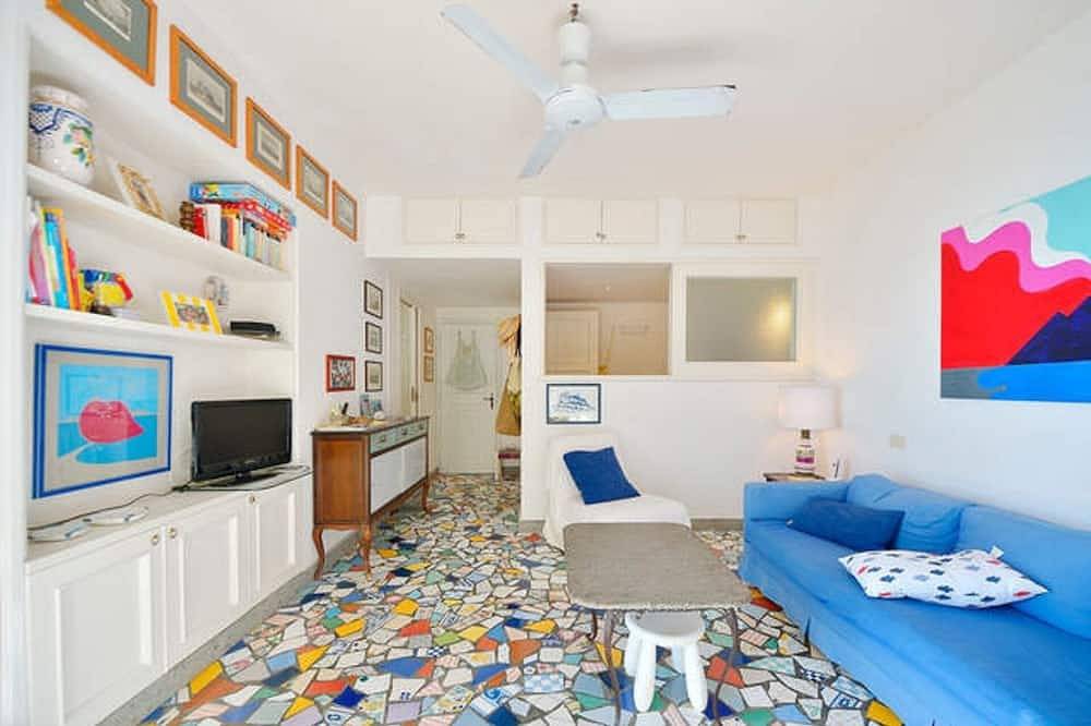 Cottage by the Sea in Cartaromana Bay, with a View of Aragonses Castle in Spiaggia di Cartaromana, Ischia City