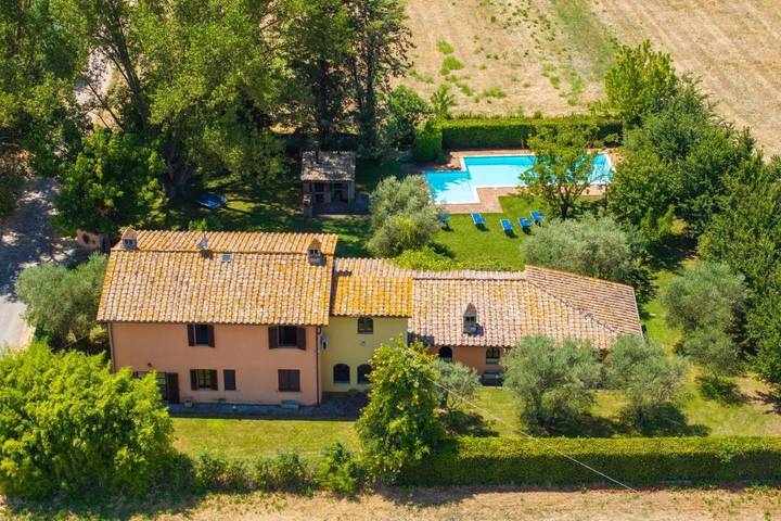 Villa per 14 persone, con giardino e panorama nonché piscina ad Assisi