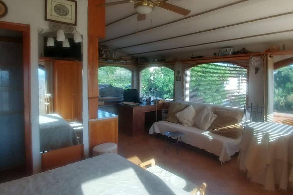 Comfortable sunny house, swimming pool, garden, parking, great views wifi sat in Girona, Gironès