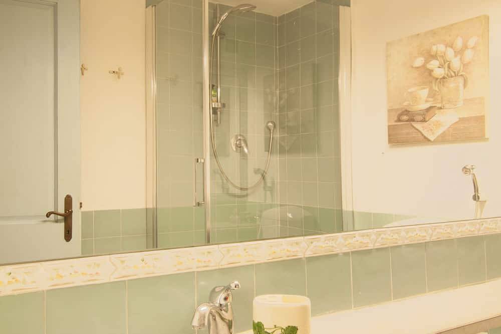 Ganze Wohnung, 2-bedroom apartment on farm with swimming pool in Chianti