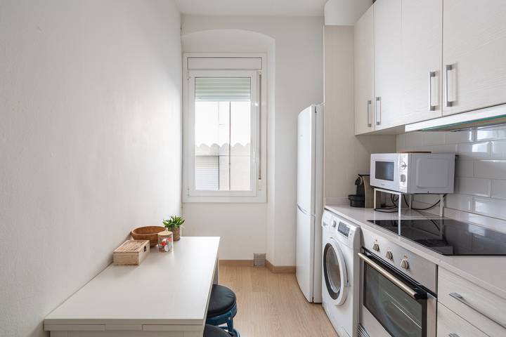 Apartamento entero, Apartamento 'Penthouse with Private Roof Terrace' con Wi-Fi y aire acondicionado. in Blanes, Costa Brava