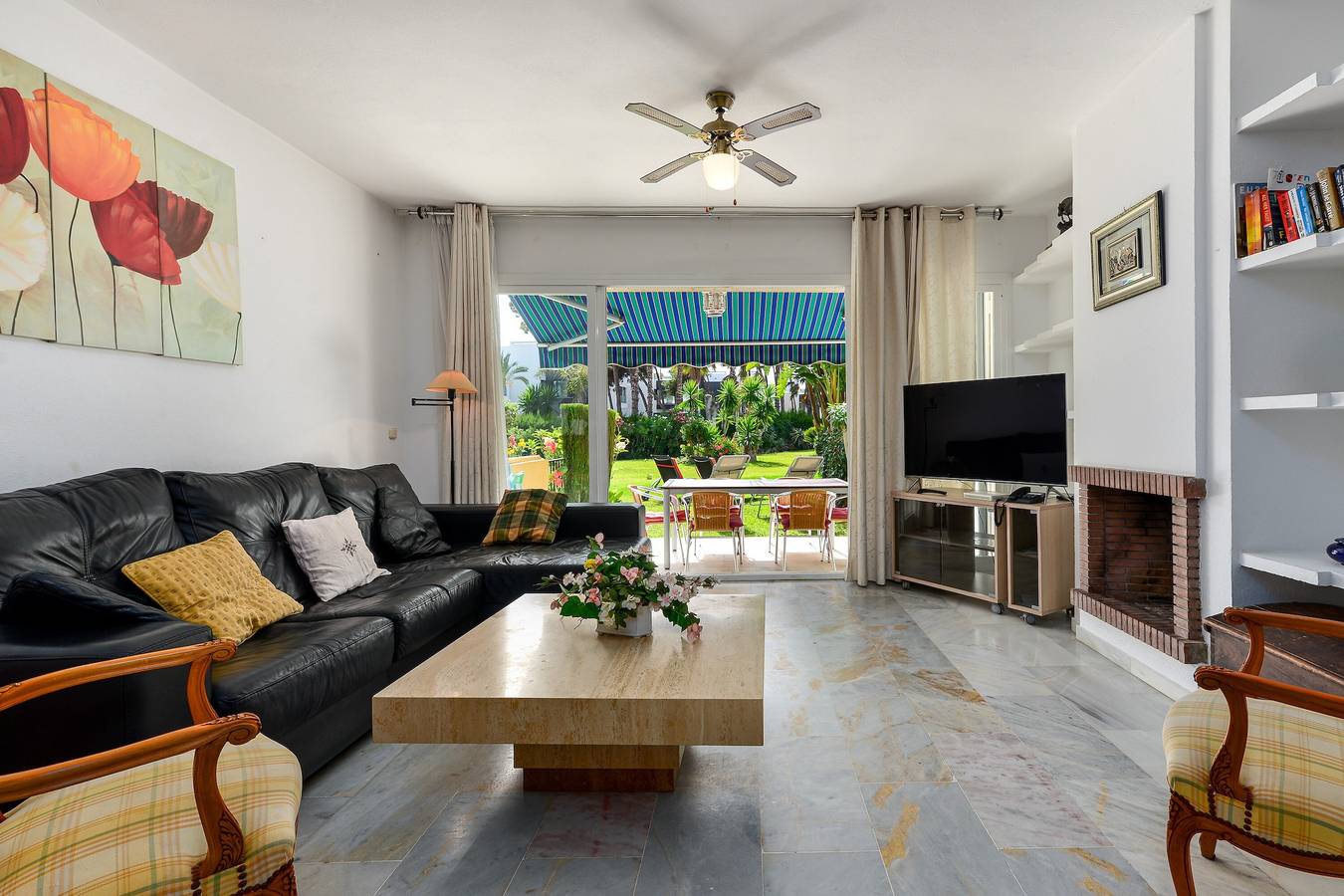 Ruime villa aan het strand met uitzicht op zee, tuin & Wi-Fi in Playa de Guadalobon, Estepona