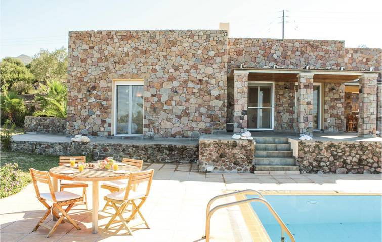 Apartamento junto a la playa con piscina, WiFi y aparcamiento, a 2 km de la playa de Kleidi. in Perdika, Egina