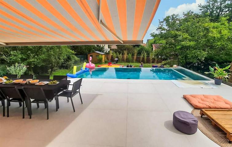 Location de vacances pour 8 personnes, avec piscine à Yerres