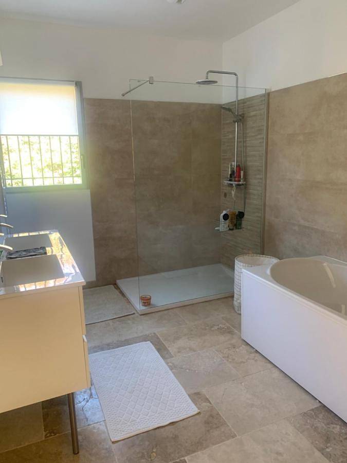 Location de vacances pour 7 personnes, avec piscine ainsi que vue et jardin à La Verdière - 4