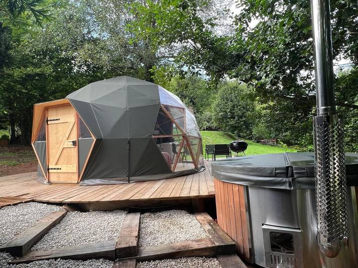 Tente pour 2 personnes, avec Balcon et Jacuzzi ainsi que Terrasse et Jardin