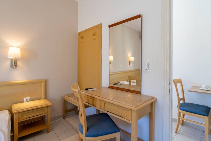 Hel studio-lejlighed, Apartment 'Alykes Family Resort Double Room 1' with Balcony, Wi-Fi and Air Conditioning in Korfu