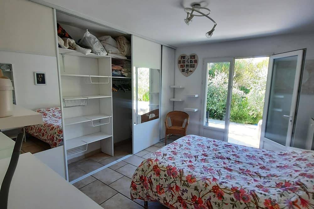 Villa de 250 m2 en 4000 m2 de bosque de pinos Spa 6 lugares, piscina in Cadolive, Marsella region