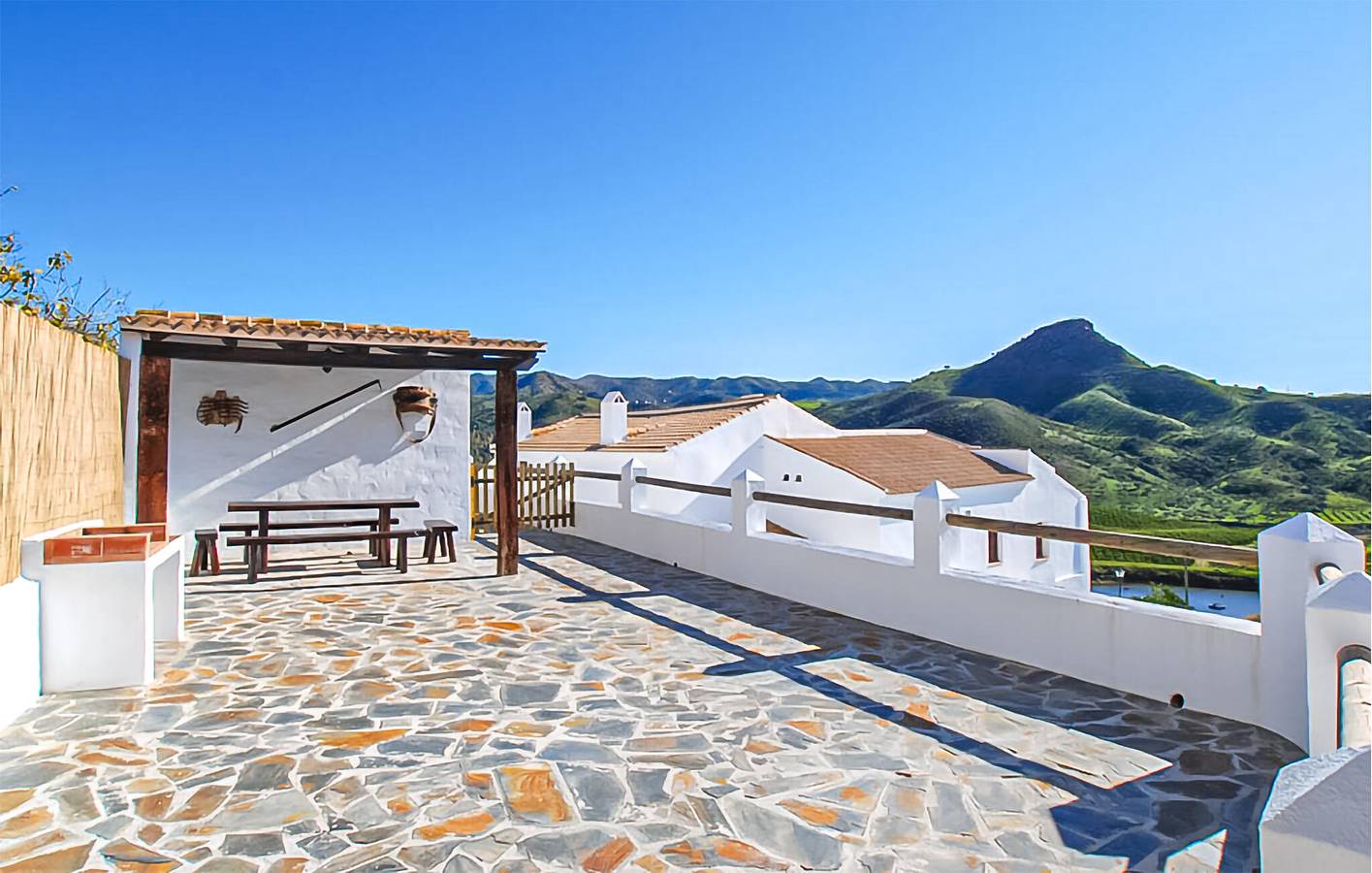 Amplio apartamento con piscina, terraza y cerca del río de Companillas in Campanillas, Almogía