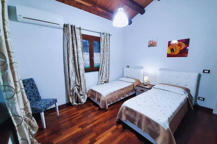 Unabhängige Villa mit Garten, zehn Minuten vom Meer entfernt in Sant'Ambrogio, Cefalù (gemeinde)