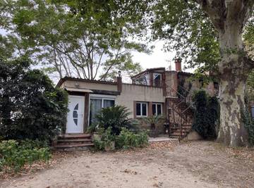 Gîte pour 4 personnes, avec terrasse ainsi que jardin et piscine à Villelongue-de-la-Salanque