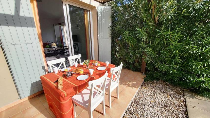 Parc de vacances pour 8 personnes, avec piscine et bassin pour enfant ainsi que jardin et vue, animaux acceptés à Saint-Saturnin-lès-Avignon