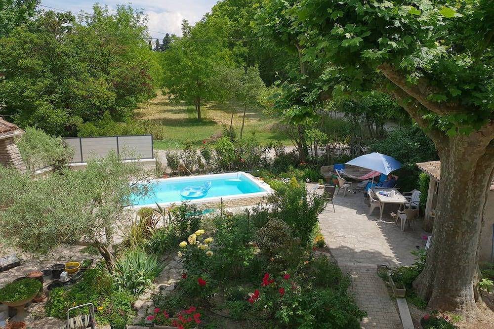 Accommodation in a country house with swimming pool in L'Isle-sur-la-Sorgue, Vaucluse