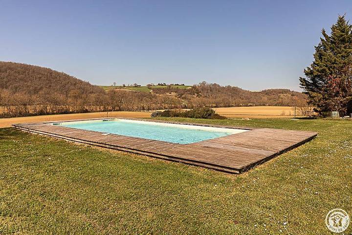 Gîte pour 8 personnes, avec piscine et jardin, adapté aux familles à Gardouch