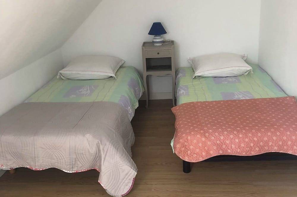 Country house, close to beaches, fishing ports.Breton specialties in Plomeur, Quimper region