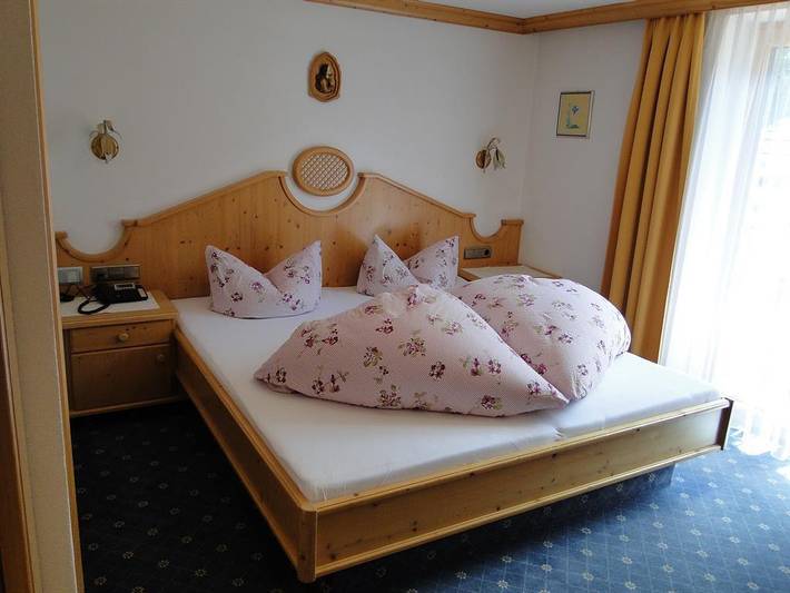 Doppelzimmer mit Du/Wc (Fußende offen), Balkon in Tuxer Alpen, Hintertux