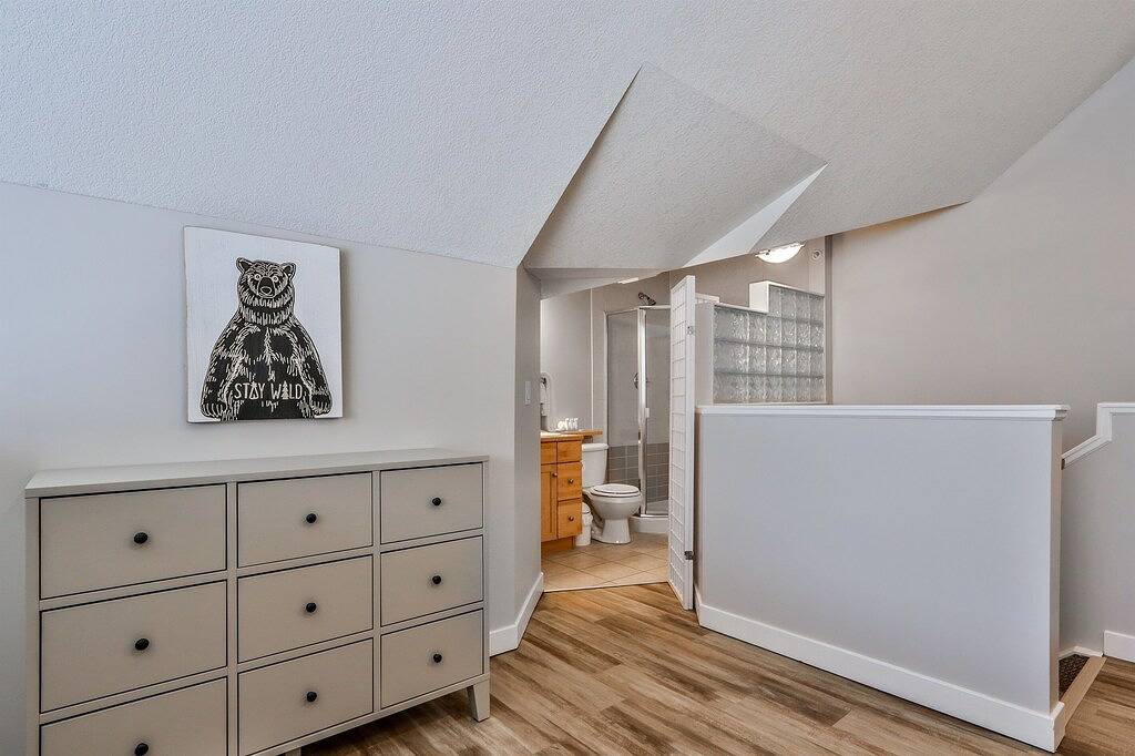 Ganze Wohnung, Charming Mountain Loft – Pet Friendly | Mountain Views! in Canmore, Banff-Nationalpark