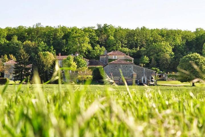 Gîte pour 14 personnes, avec terrasse ainsi que jardin et vue à Mouthiers-sur-Boëme