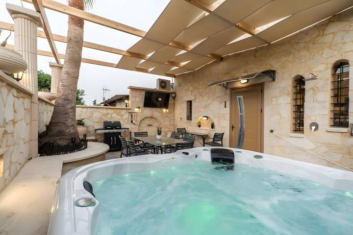 Villa for 8 people, with Balcony and Hot tub in Crete