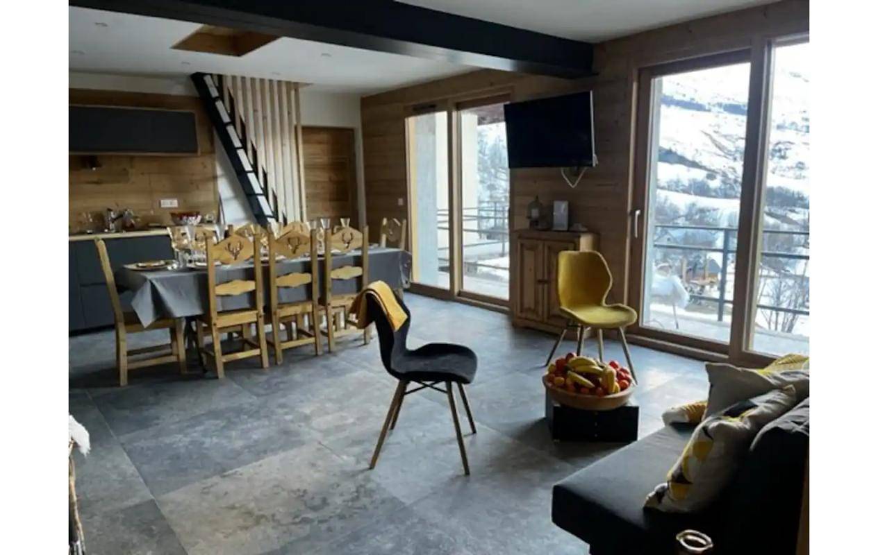 Appartement entier, Appartement 'Grand Cerf - Albiez Montrond' avec vue sur la montagne, terrasse privée et Wi-Fi in Col du Mollard, Albiez-Montrond