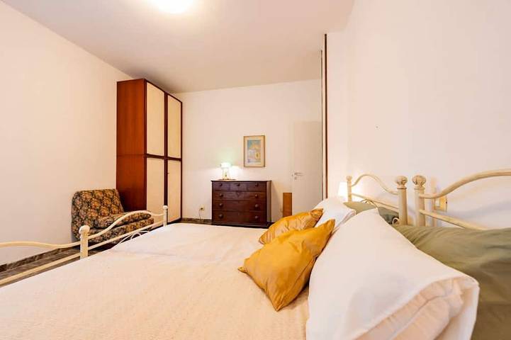 Appartement entier, Guesthost - Colorful 60 sqm apartment with balcony, just a 5-minute walk from the sea. The accommodation is located on the first floor of a building with lift and can host up to 2 guests.The building is situated in a quiet residential area, well served b in Pescara, Province de Pescara