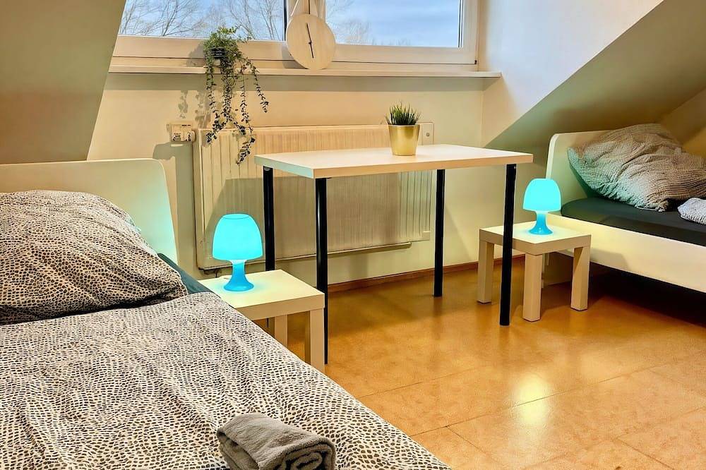 Entire apartment, Spacious vacation apartment for up to 8 people in the heart of Zirndorf in Zirndorf, Franconia