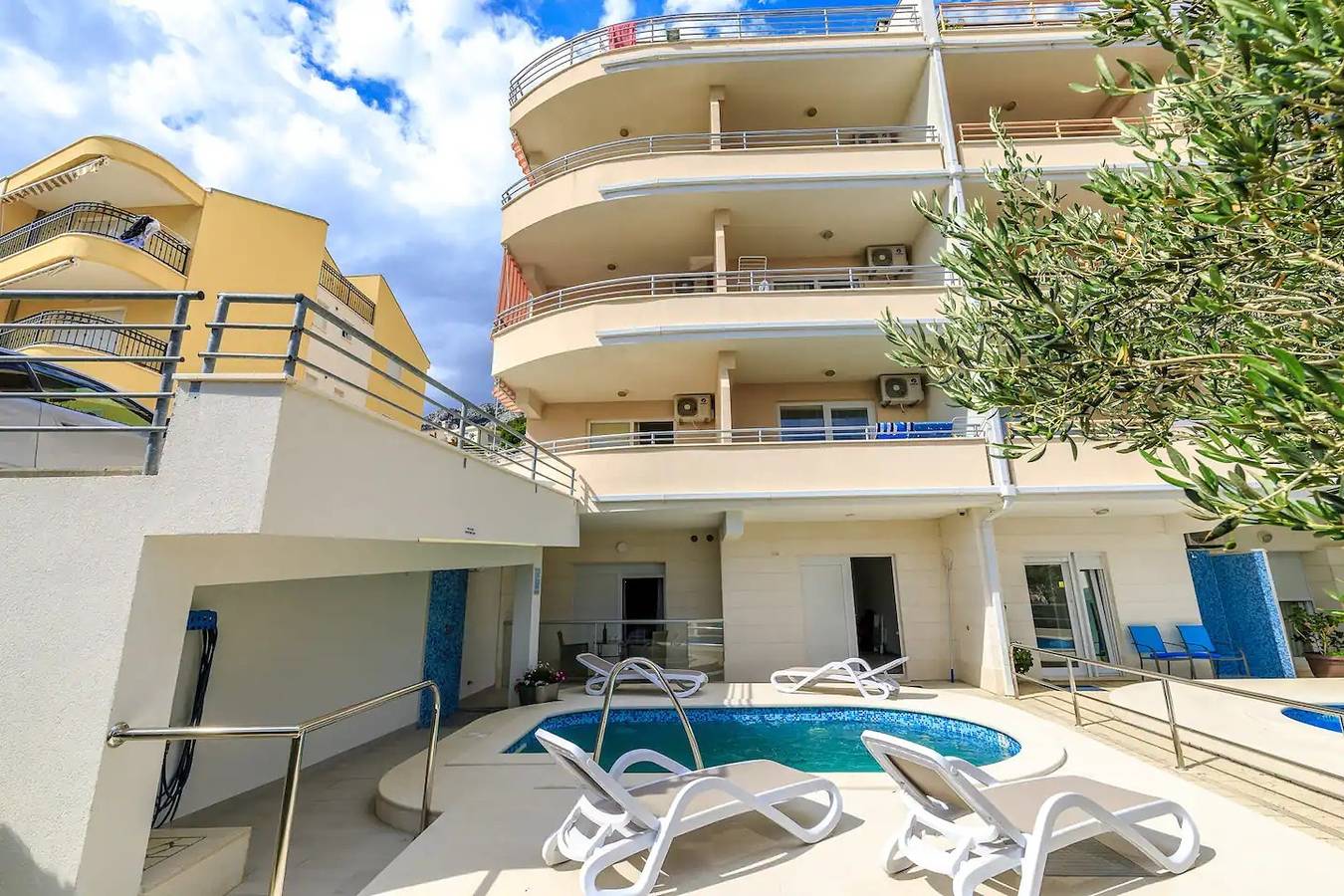 Ganze Wohnung, Studio Appartement mit Terrasse und Meerblick Brela, Makarska As-19998-a in Brela, Makarska Riviera