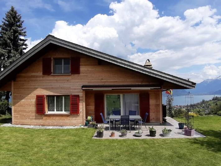 Location de vacances pour 5 personnes, avec Balcon et Terrasse ainsi que Jardin et Piscine à Aeschi bei Spiez