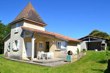 Gîte pour 6 personnes, avec piscine ainsi que jardin et terrasse à Sauvignac