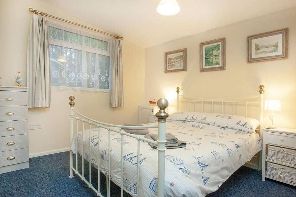 Dartmouth Devon- 2 bedrooms detached chalet - 2 bathrooms & parking outside door in Dartmouth, Devon