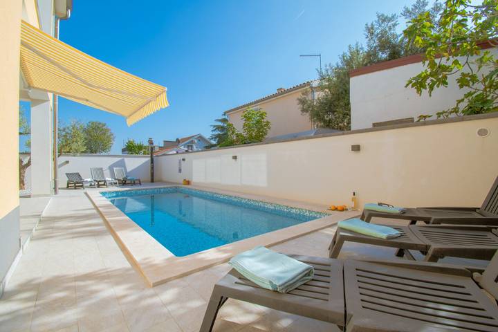 Ferienhaus für 10 Personen, mit Terrasse und Garten sowie Pool in Peroj - 4