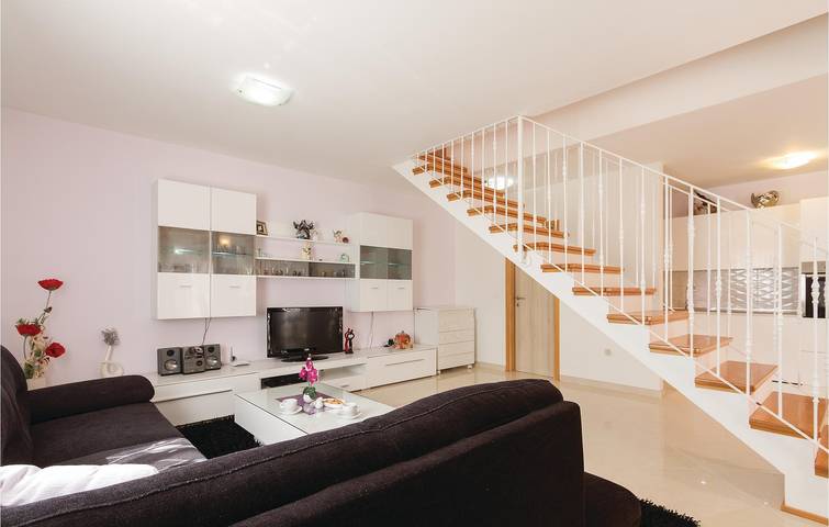 Charmantes Apartment mit Terrasse und WLAN in der Nähe der Sehenswürdigkeiten von Rovinjsko Selo in Rovinjsko Selo, Rovinj