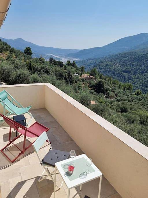 Gîte pour 2 personnes, avec piscine ainsi que vue et balcon à Gilette - 2