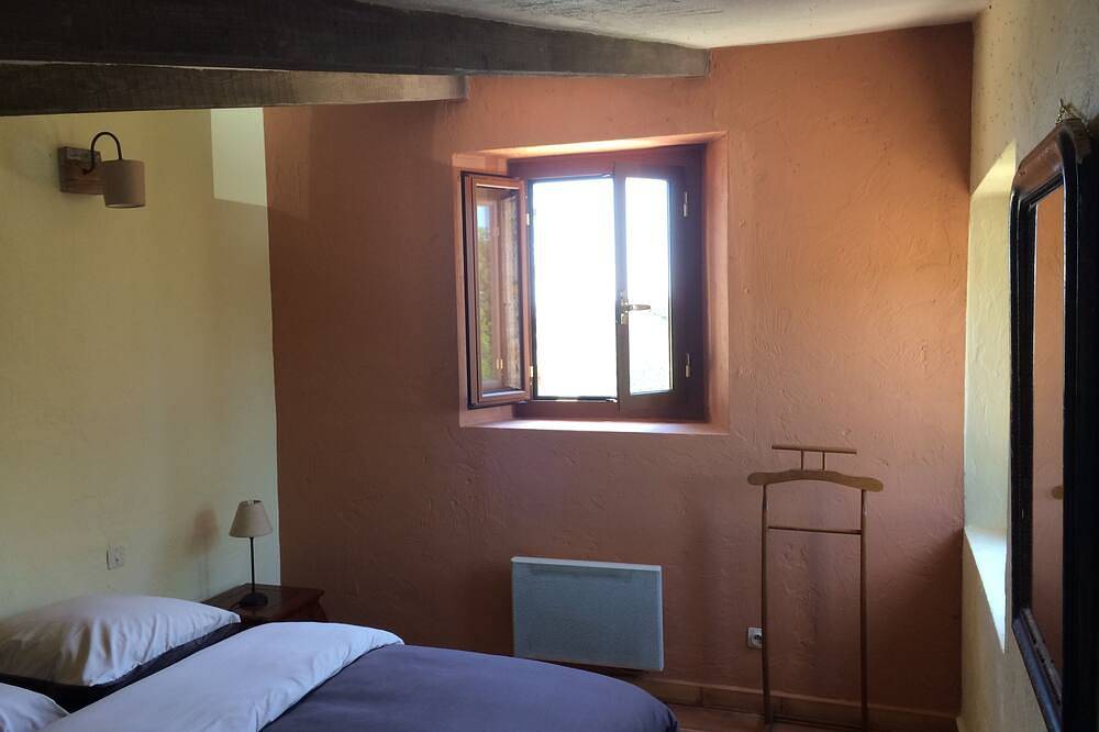 Authentic charming house in a quiet wooded park. in Saint-Jeannet, Cannes region